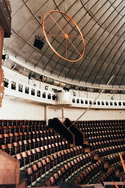 Anfiteatro vazio com assentos e construções em circo — Fotografia de Stock