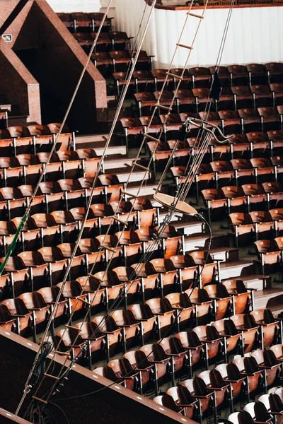 Vista de alto ángulo del equipo de escenario con asientos de anfiteatro en circo - foto de stock