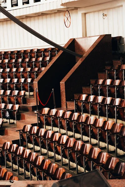 Foco seletivo de assentos vazios e entrada no circo — Fotografia de Stock