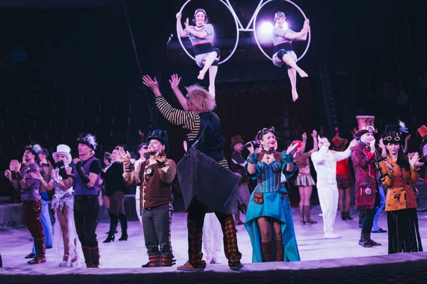 KYIV, UKRAINE - NOVEMBRO 1, 2019: Foco seletivo de artistas aplaudindo na arena de circo — Fotografia de Stock