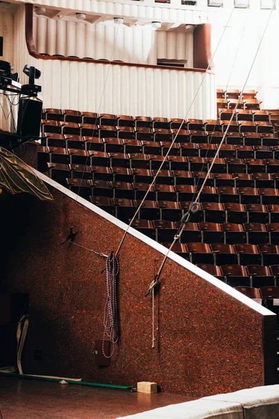 Equipamento de palco e assentos vazios no circo — Fotografia de Stock