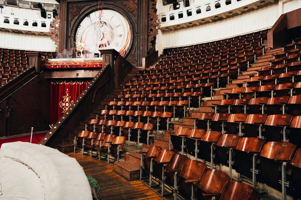 Relógio de parede retro acima da entrada e assentos no circo — Fotografia de Stock