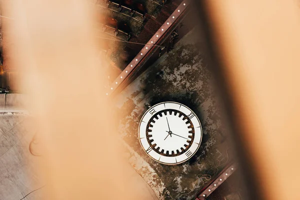 Вид зверху на ретро настінний годинник і арена в цирку, вибірковий фокус — стокове фото