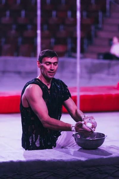 Київ, Україна - 1 листопада 2019: Гімнаст проводить магнію перед виступом на цирковій сцені. — стокове фото