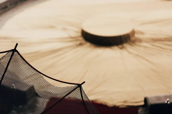 Селективный фокус сетки и охватываемой цирковой арены — стоковое фото