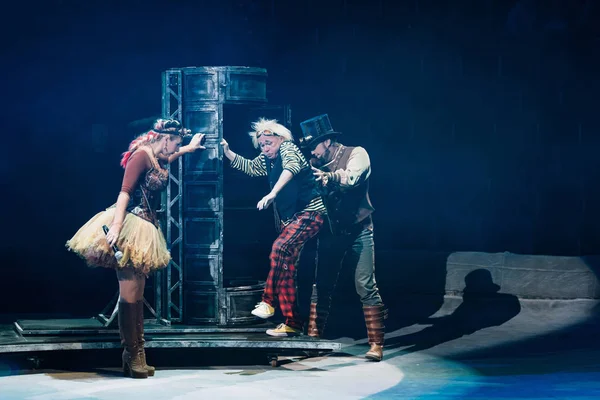 KYIV, UCRANIA - 1 DE NOVIEMBRE DE 2019: Vista lateral de artistas actuando con accesorios en circo - foto de stock