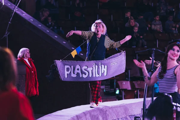 KYIV, UCRANIA - 1 DE NOVIEMBRE DE 2019: Enfoque selectivo de artistas con accesorios actuando en el escenario del circo - foto de stock