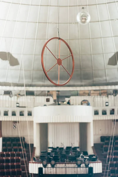 Concentration sélective du matériel scénique et de l'amphithéâtre dans le cirque — Photo de stock