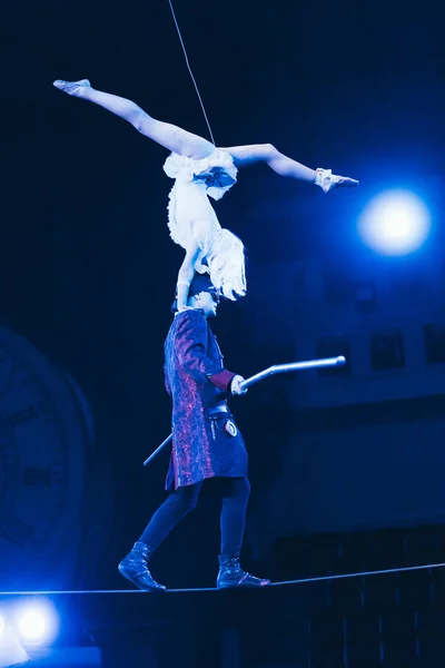 KYIV, UCRANIA - 1 DE NOVIEMBRE DE 2019: Vista lateral de gimnasta de aire balanceándose sobre cuerda en circo - foto de stock