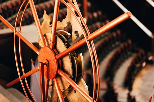 Selektive Fokussierung der Bühnentechnik mit Zirkusamphitheater im Hintergrund — Stockfoto