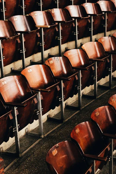 Blick auf die hölzernen Stühle des Zirkus-Amphitheaters — Stockfoto