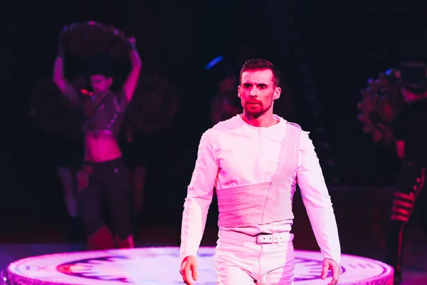 KYIV, UKRAINE - 1er NOVEMBRE 2019 : Mise au point sélective de l'artiste et des danseurs sur scène de cirque — Photo de stock