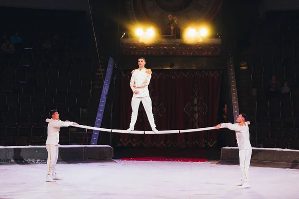 KYIV, UCRANIA - 1 DE NOVIEMBRE DE 2019: Tres gimnastas actuando con pole en el circo - foto de stock