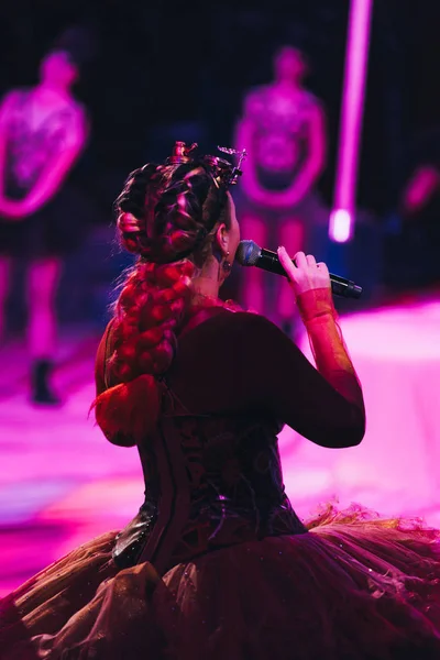 KYIV, UKRAINE - NOVEMBER 1, 2019: Selective focus of artist with microphone and dancers at background in circus — Stock Photo