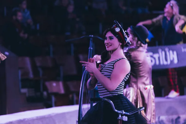 КИЕВ, УКРАИНА - 1 НОЯБРЯ 2019 года: Избранное внимание артистов, аплодирующих на цирковой сцене — стоковое фото