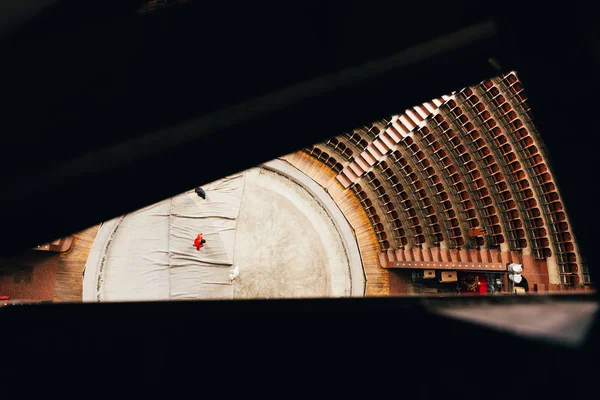 Top view of men covering circus arena, selective focus — Stock Photo