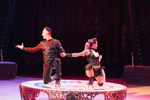 КИЕВ, УКРАИНА - 1 ноября 2019 года: Боковой вид артистов на роликовых коньках, выступающих в цирке — стоковое фото
