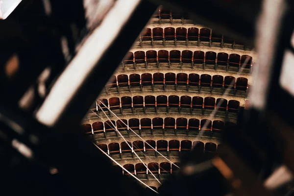 Vue grand angle des rangées de sièges et des constructions dans le cirque, mise au point sélective — Photo de stock