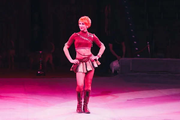 KYIV, UCRAINA - 1 NOVEMBRE 2019: Artista attraente e sorridente in costume in piedi sul palco del circo — Foto stock