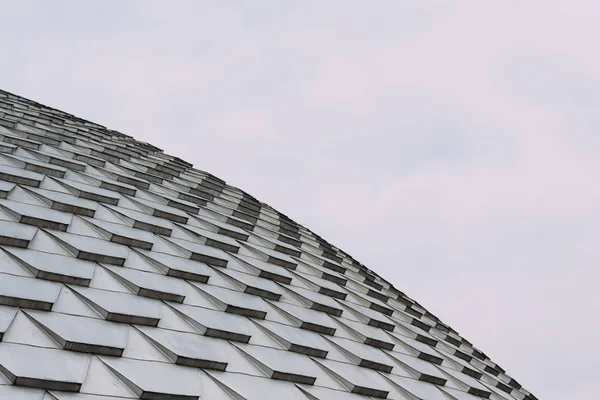 Low angle view of geometric pattern on roof of building — Stock Photo