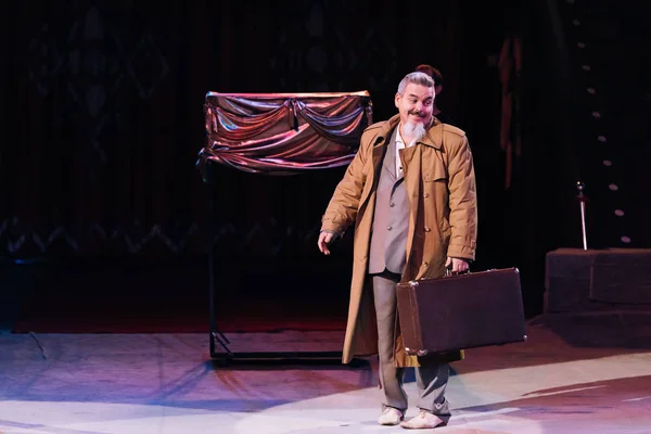 KYIV, UKRAINE - NOVEMBER 1, 2019:  Smiling artist with suitcase performing in circus — Stock Photo