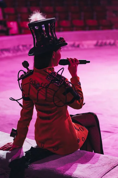 KYIV, UKRAINE - 1er NOVEMBRE 2019 : Vue arrière de l'artiste avec microphone assis sur l'arène du cirque — Photo de stock