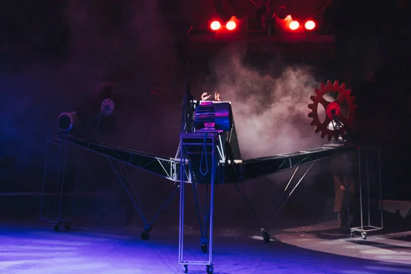 QUIIV, UCRÂNIA - NOVEMBRO 1, 2019: Material de palco em fumaça na arena de circo — Fotografia de Stock