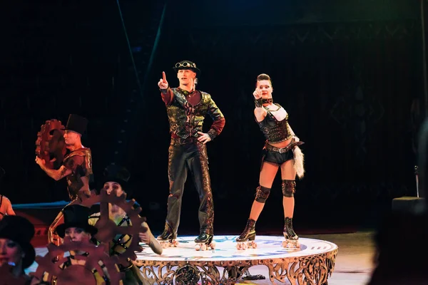KYIV, UCRANIA - 1 DE NOVIEMBRE DE 2019: Acróbatas sobre patines y artistas con engranajes actuando en el escenario del circo - foto de stock