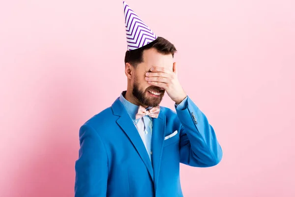 Empresário frustrado cobrindo os olhos enquanto chorava isolado em rosa — Fotografia de Stock
