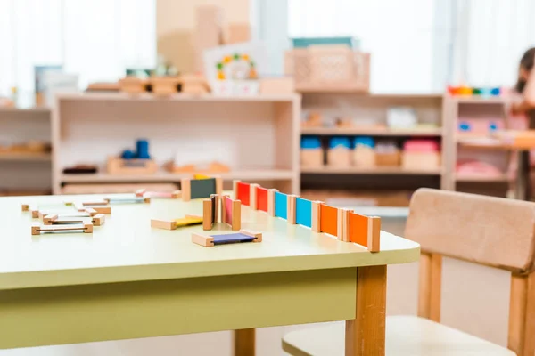 Selektiver Schwerpunkt des Lernspiels auf dem Tisch in der Montessori-Schule — Stockfoto