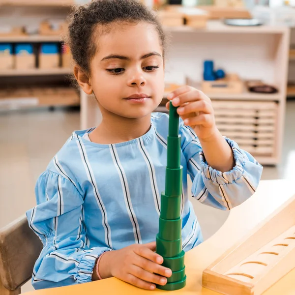 Afrikanisch-amerikanisches Kind spielt während des Unterrichts in der Montessori-Schule — Stockfoto