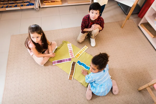 Високий кут зору для дітей, складна гра на підлозі в школі Монтессорі — стокове фото