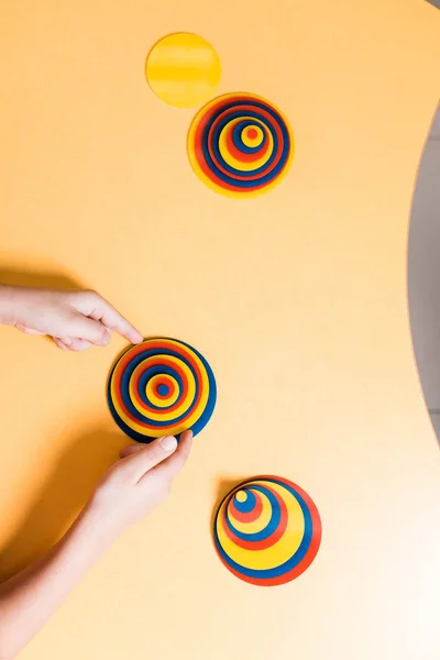 Vista dall'alto del bambino che gioca a un colorato gioco educativo alla scrivania in classe montessori — Foto stock