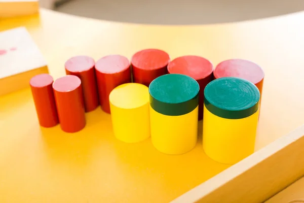 Focus selettivo del colorato gioco da tavolo in legno sul tavolo in classe — Foto stock