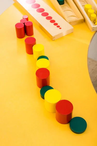 Vista de alto ângulo do jogo educativo na mesa amarela na classe — Fotografia de Stock