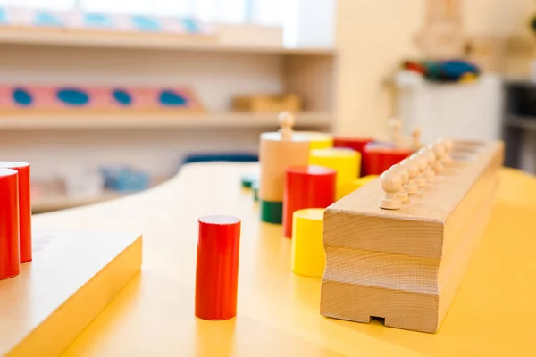 Focus selettivo dei giochi da tavolo educativi sulla scrivania in classe — Foto stock