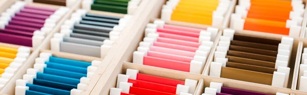 Panorâmica tiro de jogo educativo colorido em caixas de madeira — Fotografia de Stock