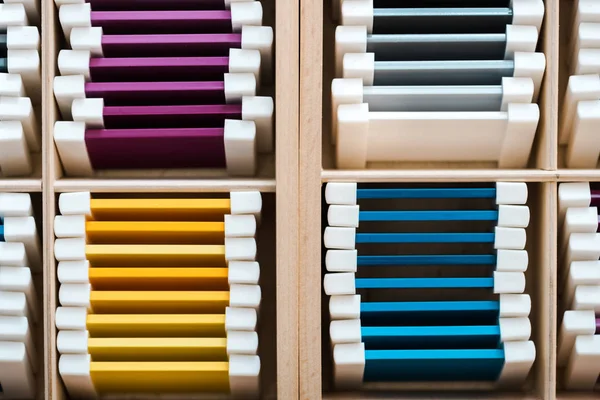Vista dall'alto di parti colorate del gioco educativo in scatole di legno — Foto stock
