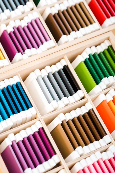 Vista de ángulo alto de las partes coloridas del juego educativo en cajas de madera - foto de stock