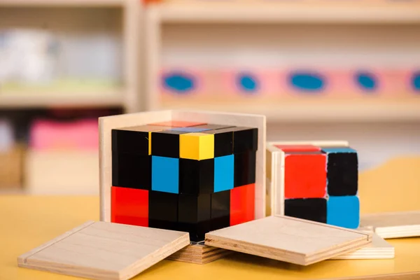 Enfoque selectivo del juego educativo con bloques de construcción en la mesa de la escuela - foto de stock