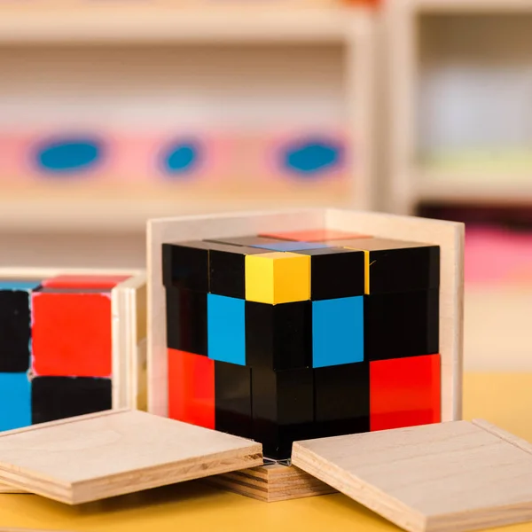 Focus sélectif de jeu éducatif coloré avec des blocs de bois sur le bureau — Photo de stock