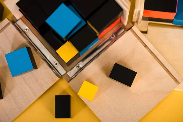 Вид зверху навчальної гри з барвистими дерев'яними блоками на столі — стокове фото
