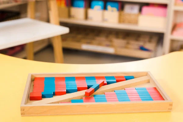 Enfoque selectivo del juego educativo con bloques de madera de colores en el escritorio - foto de stock