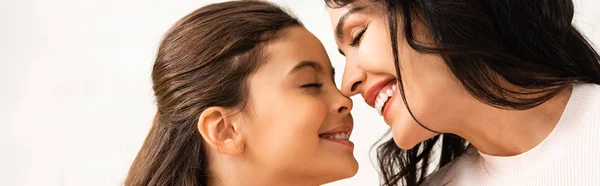 Foto panorámica de feliz mamá y su hija sonriendo cara a cara con los ojos cerrados en el día de las madres - foto de stock