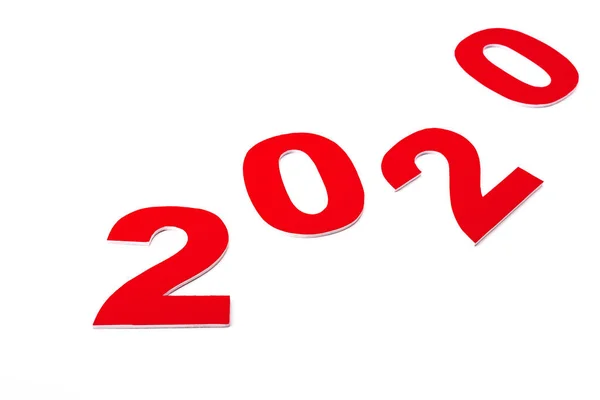 Красочное красное число 2020, выделенное на белом — стоковое фото