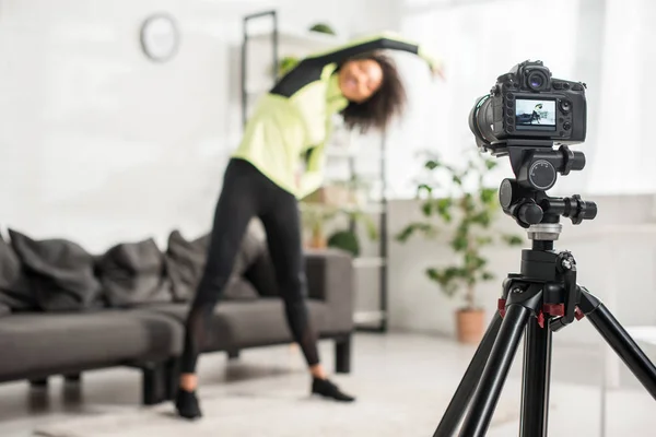 Selektive Fokussierung der Digitalkamera mit afrikanisch-amerikanischem Videoblogger in Zahnspange beim Training auf dem Display — Stockfoto