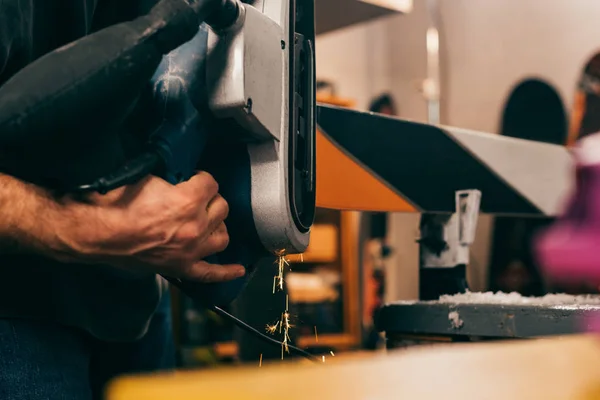 Cropped view of worker repairing ski with belt sander in repair shop — Stock Photo