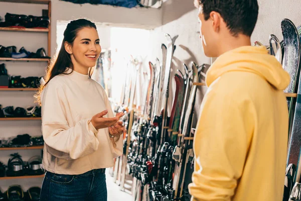 Travailleur souriant et attrayant parler avec le client dans l'atelier de réparation — Photo de stock