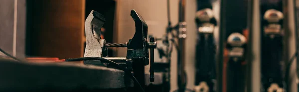 Panoramic shot of grip vice on table in repair shop — Stock Photo