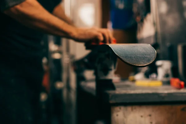 Vista ritagliata del lavoratore con pennello sullo sci in officina — Foto stock